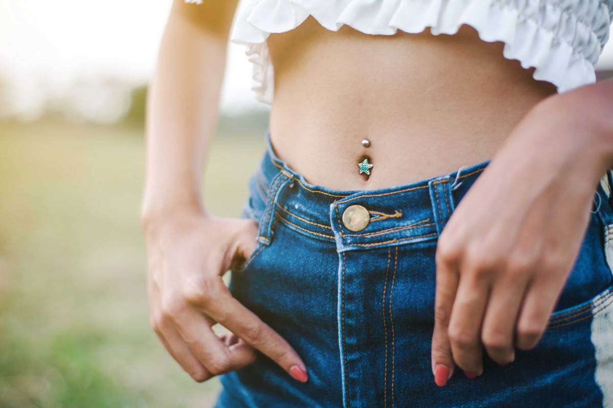 Nahaufnahme junge Frau mit Bauchnabelpiercing