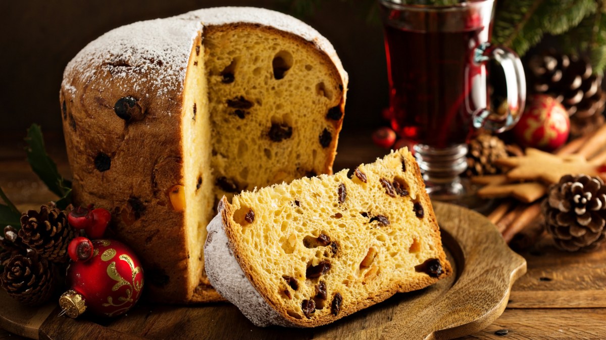 Panettone auf Holzbrett.