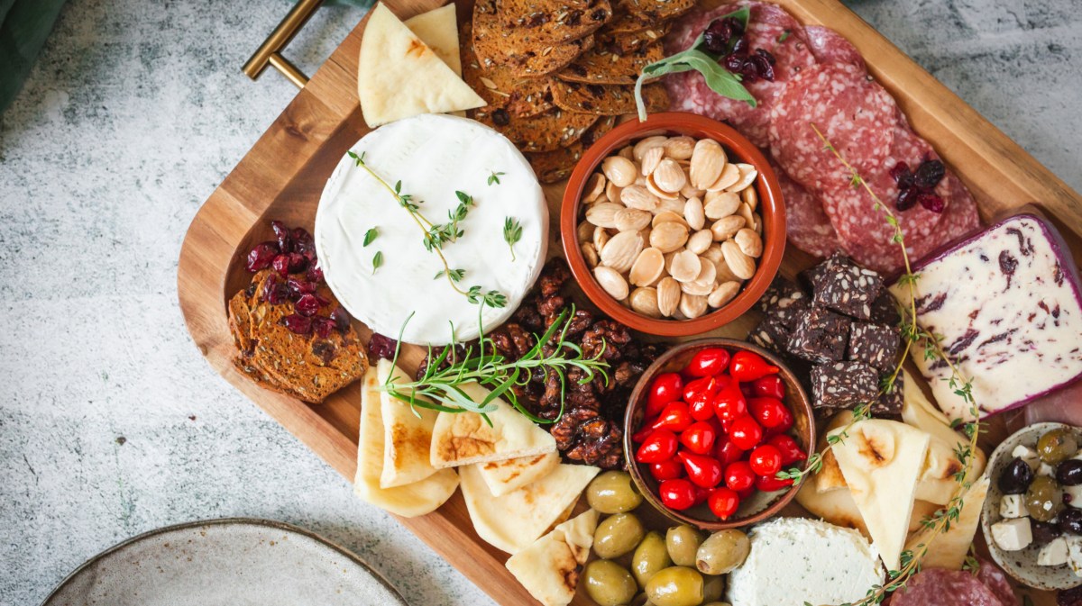 Charcuterie Board mit Wurst, Nüssen und Käse