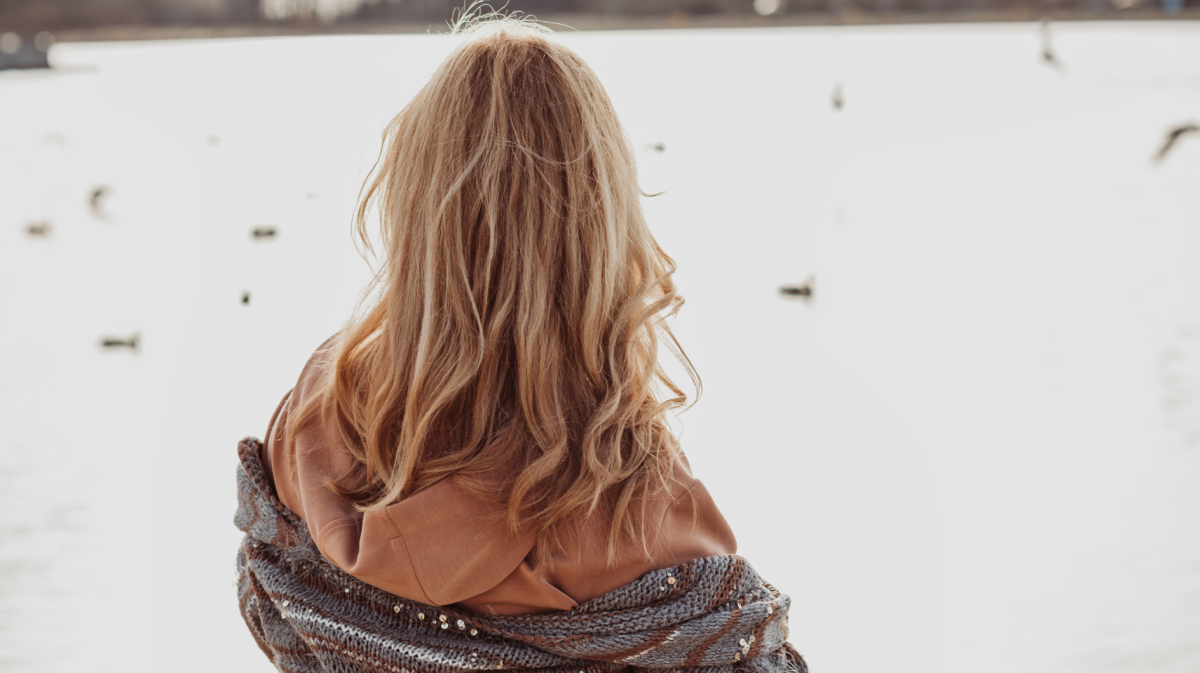 Frau mit blonden Beach Waves am Strand.