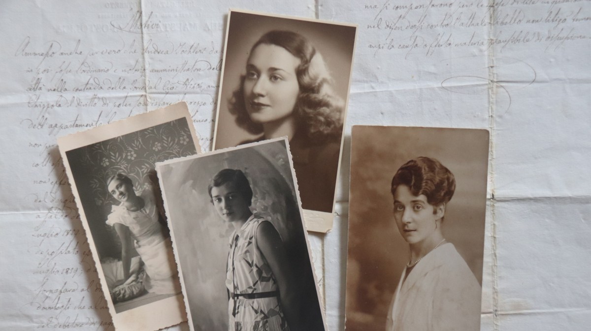 Antike Bilder von Frauen auf einem beschriebenen Notizbuch.