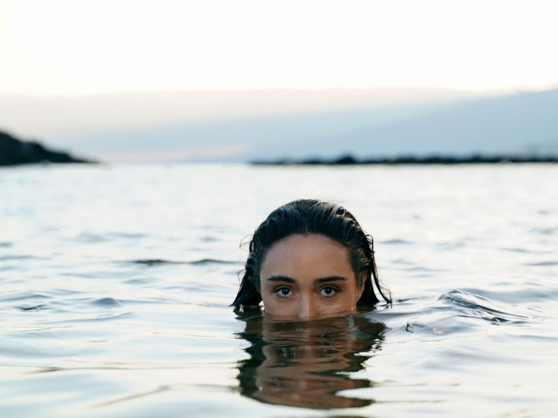 Frau schwimmt im Meer