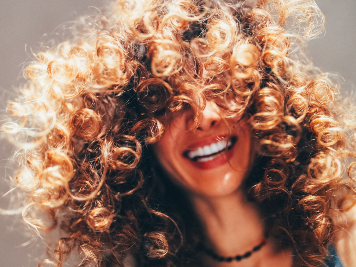 Frau mit definierten Locken.
