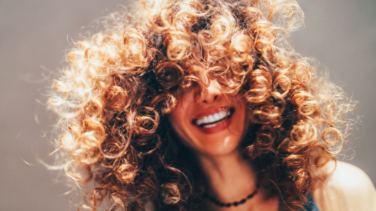 Frau mit definierten Locken.