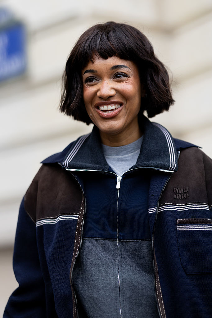Frau mit klassischem French Bob Haarschnitt.