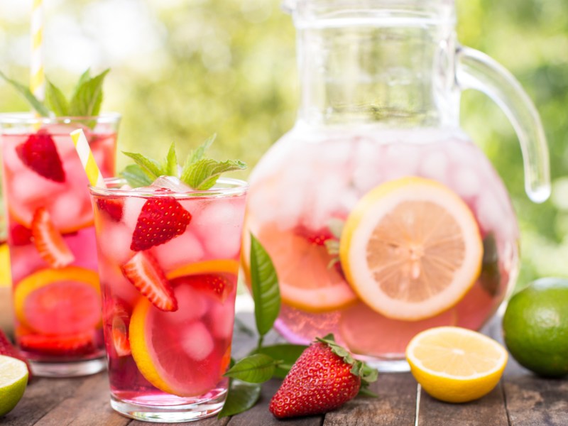 Limonade mit Erdbeere und Minze auf Holztisch.