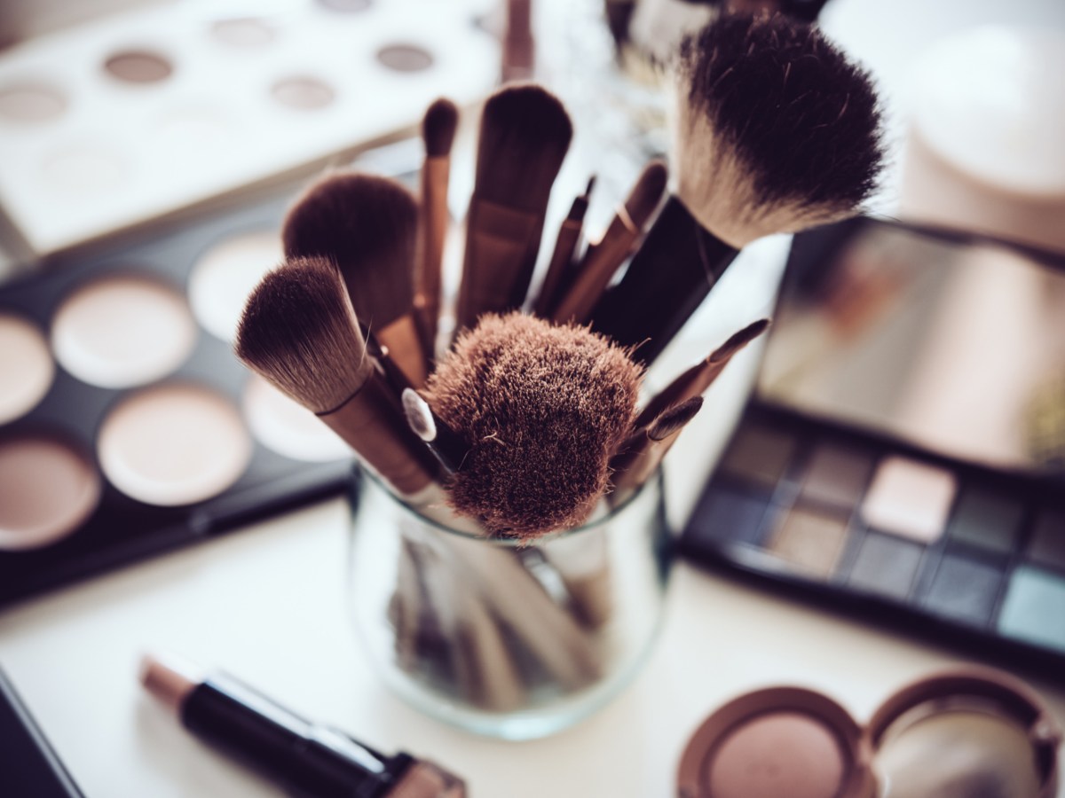 Make-Up Pinsel und Schminke