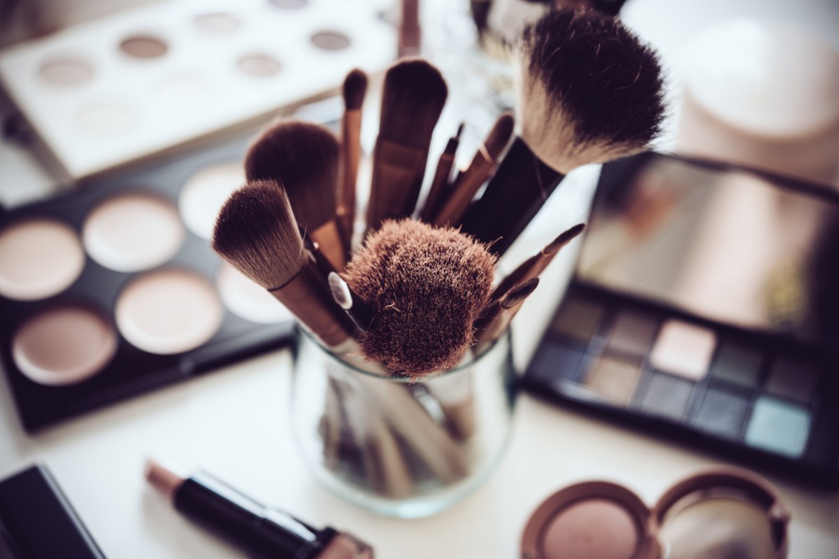 Make-Up Pinsel und Schminke