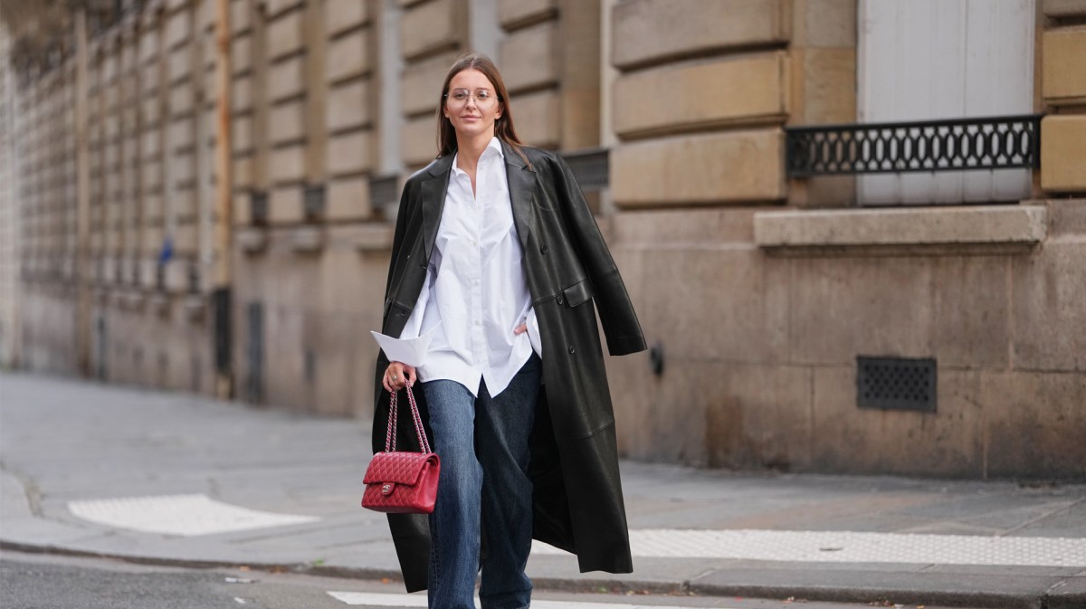 Streetstyle mit weißer Bluse, Jeans und zeitlosem Mantel.