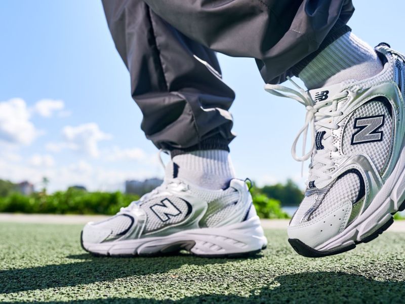 Sneaker von New Balance auf Wiese