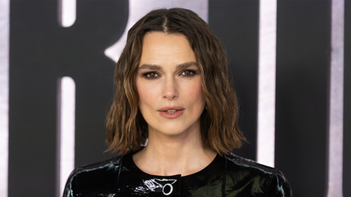 Keira Knightley mit einer Bob-Frisur, die ihren markanten Gesichtszügen schmeichelt.