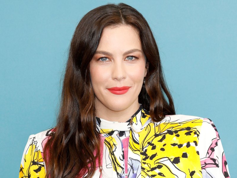 Liv Tyler hat ein ovales Gesicht und trögt eine klassische Frisur