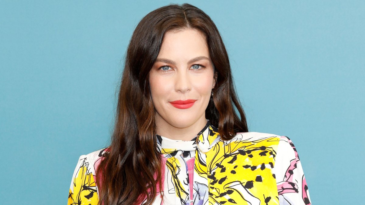 Liv Tyler hat ein ovales Gesicht und trögt eine klassische Frisur