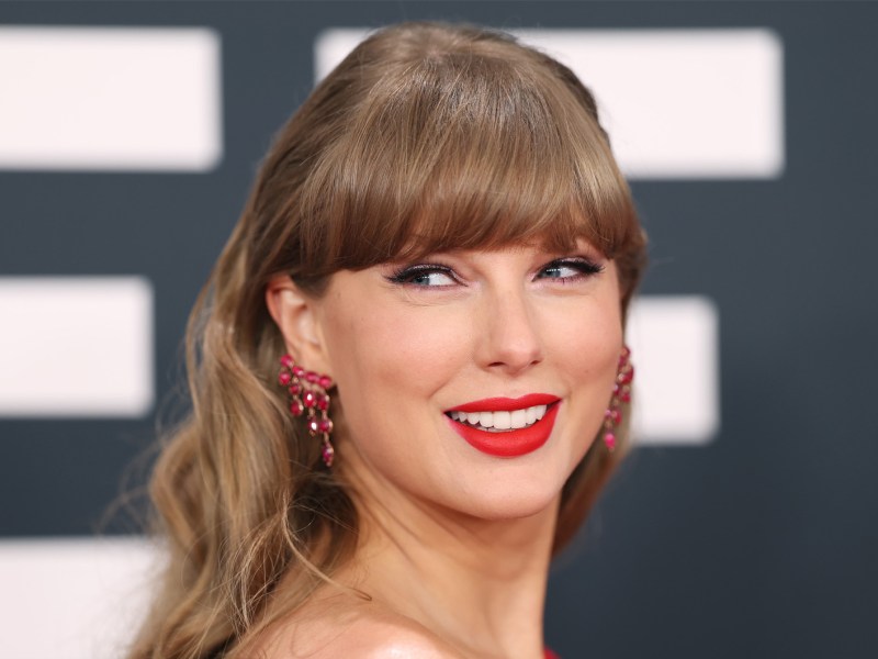 Taylor Swift mit einer Frisur, die zu ihrer ovalen Gesichtsform passt.