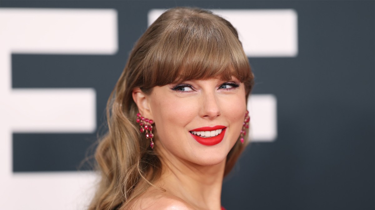 Taylor Swift mit einer Frisur, die zu ihrer ovalen Gesichtsform passt.