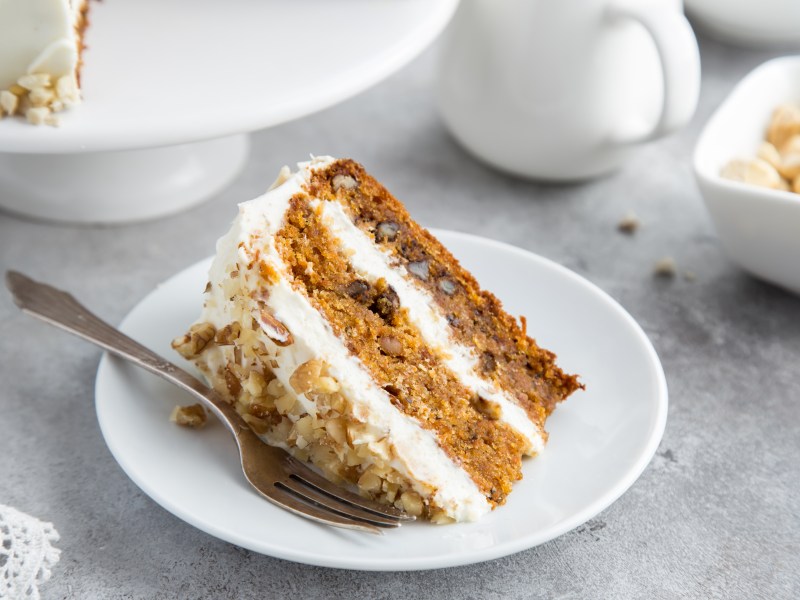 Ein Stück Carrot Cake auf einem Teller.