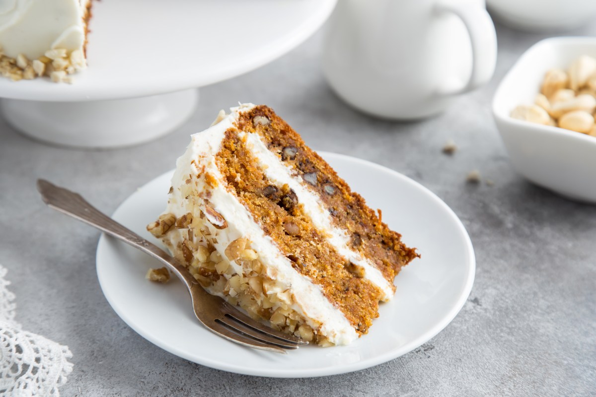 Ein Stück Carrot Cake auf einem Teller.