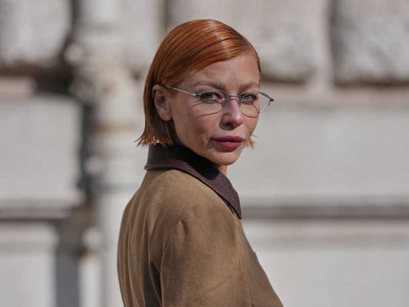 Frau mit kurzem, rotem Haar