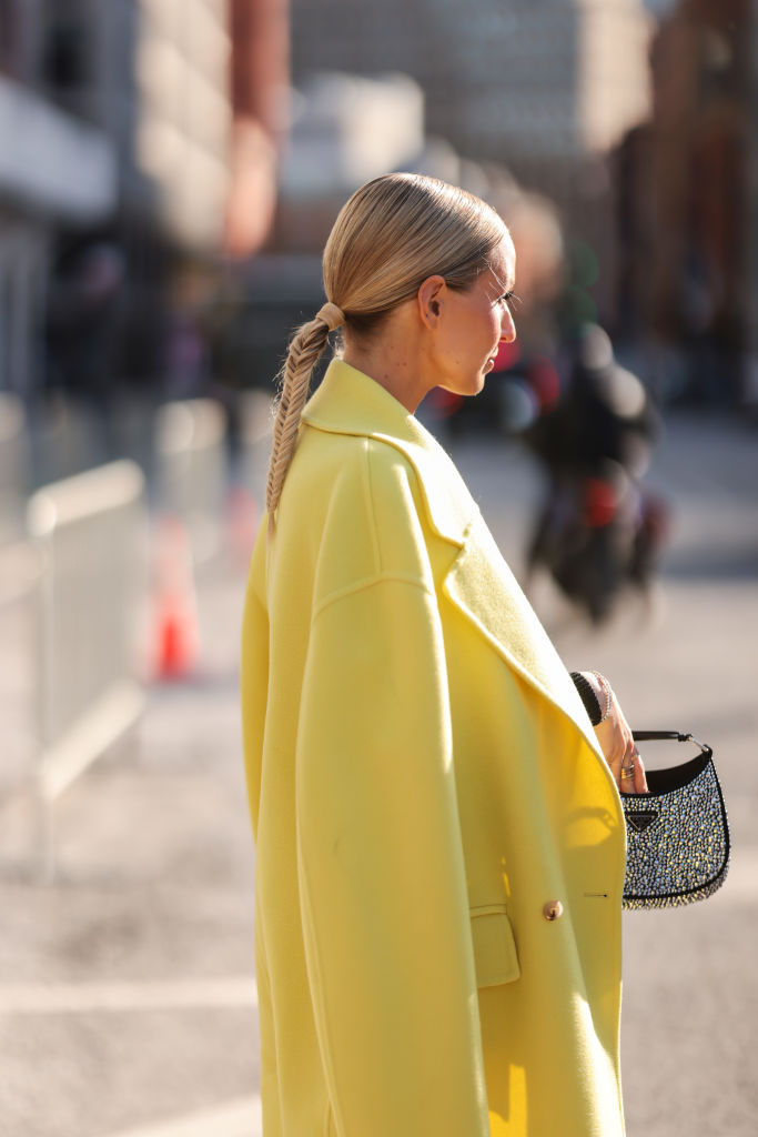 Leonie Hanne in einem gelben Mantel.