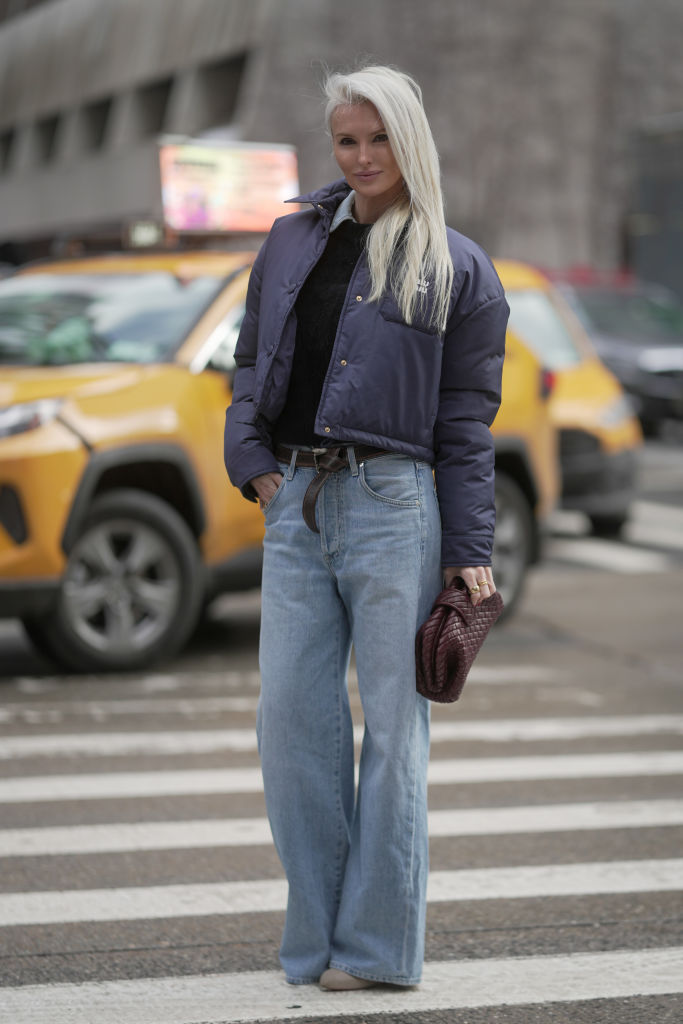 Streetstyle mit blauer Blousonjacke und Jeans.