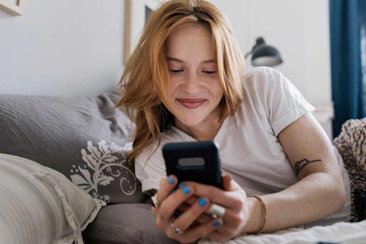 Frau mit einem Smartphone