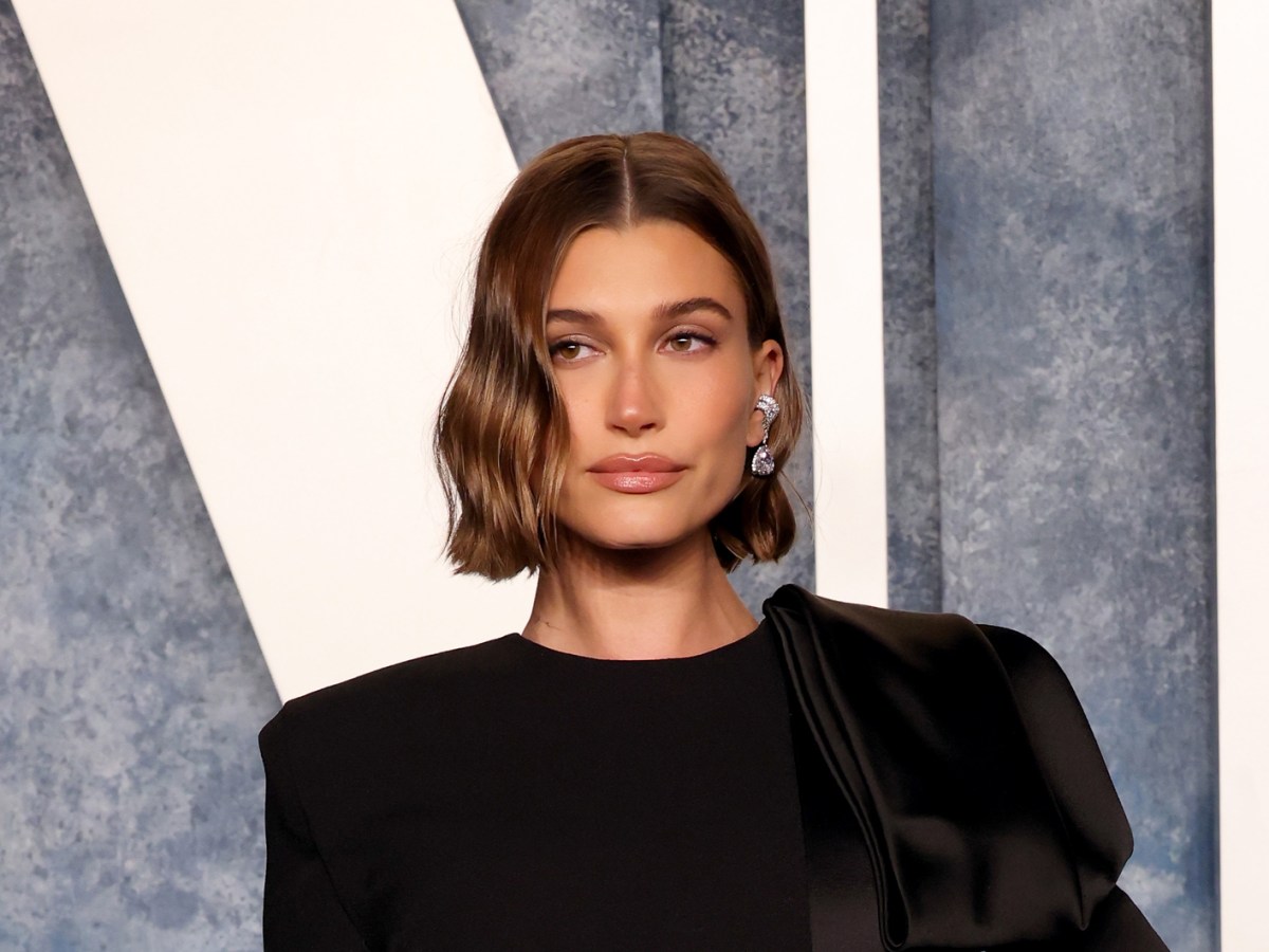 Hailey Bieber mit Glass Hair.