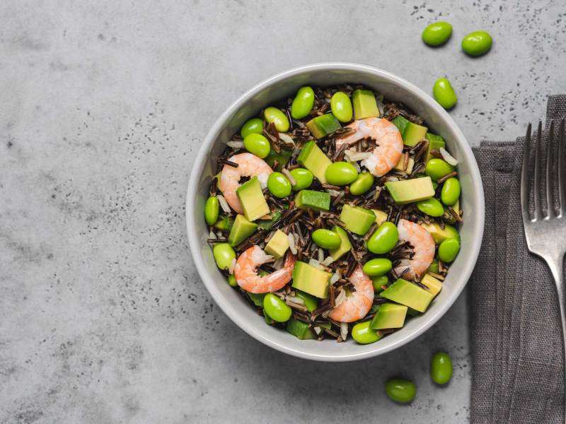 Poke Bowl mit ballaststoffreichen Zutaten wie Braunem Reis und Edamame