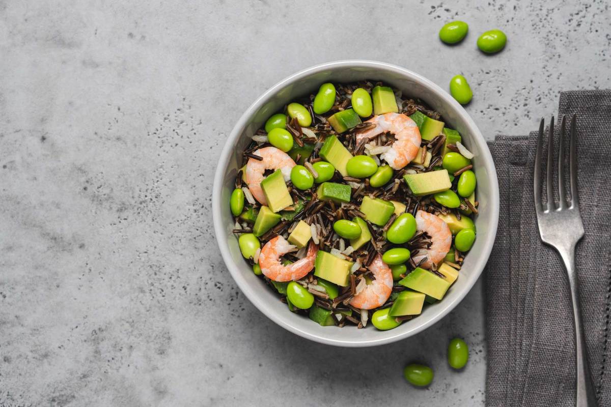 Poke Bowl mit ballaststoffreichen Zutaten wie Braunem Reis und Edamame