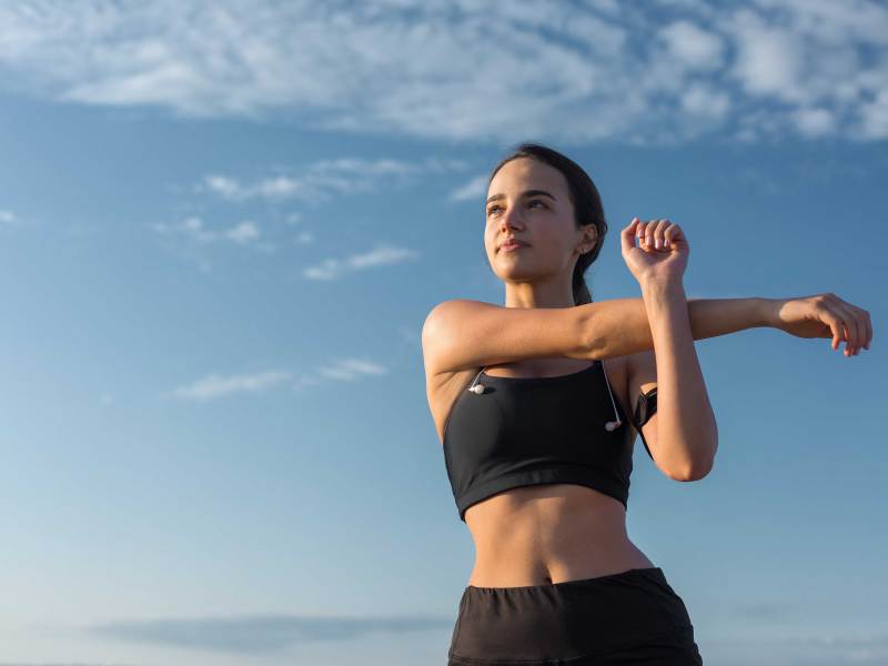 Athletische Frau dehnt sich nach dem Sport