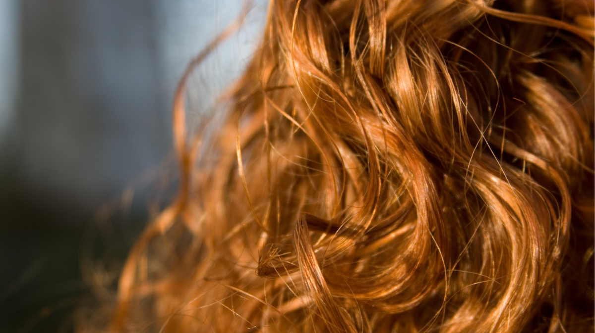 Nahaufnahme von Frau mit großen Locken.
