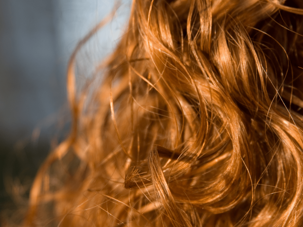 Nahaufnahme von Frau mit großen Locken.