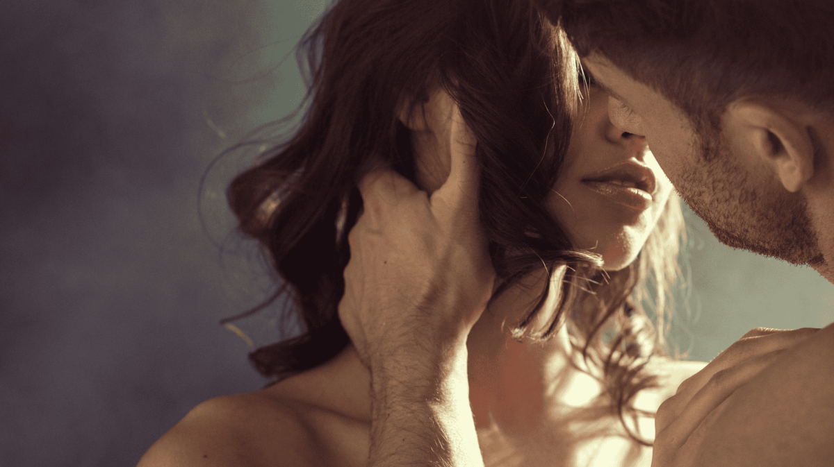 ein Paar küsst sich