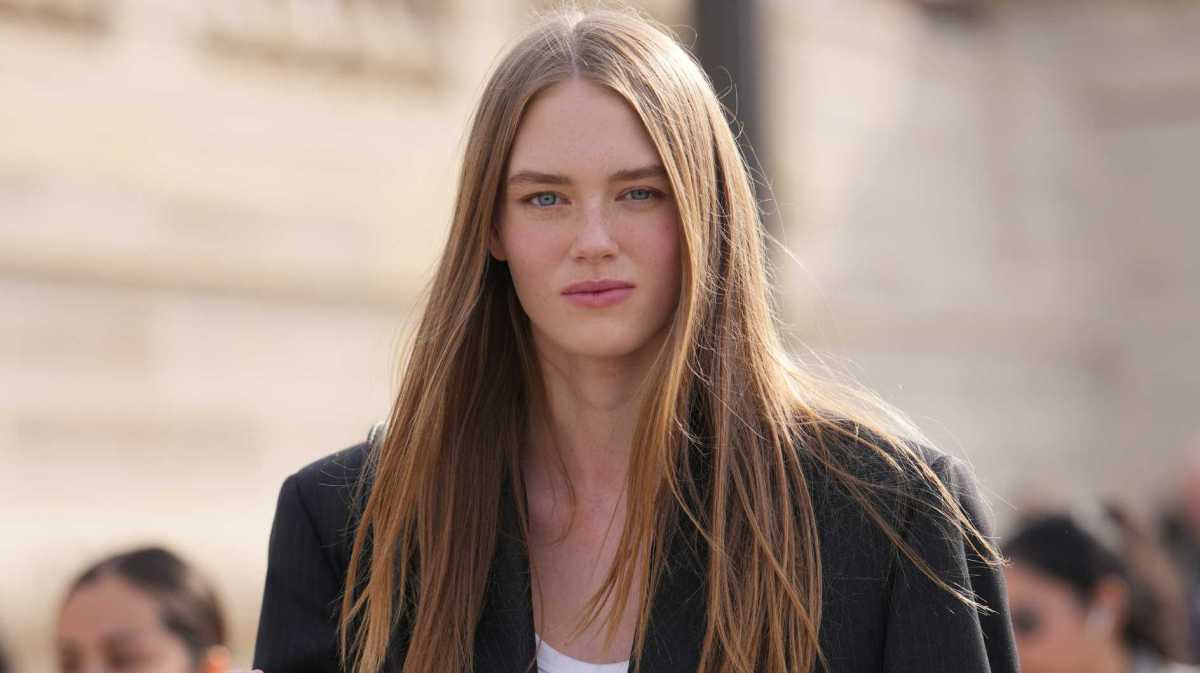 Junge Frau mit geglätteten braunen Haaren - Streetstyle