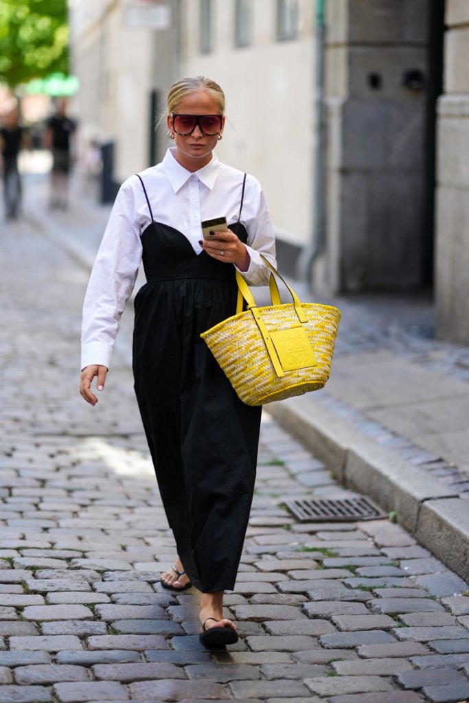 Bluse mit Sommerkleid kombiniert.