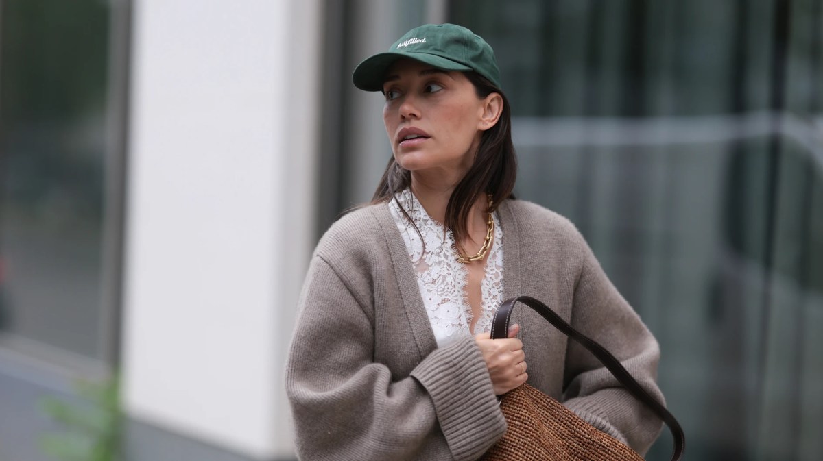 Anna Schürrle trägt eine Cap.