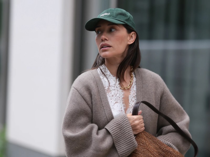 Anna Schürrle trägt eine Cap.