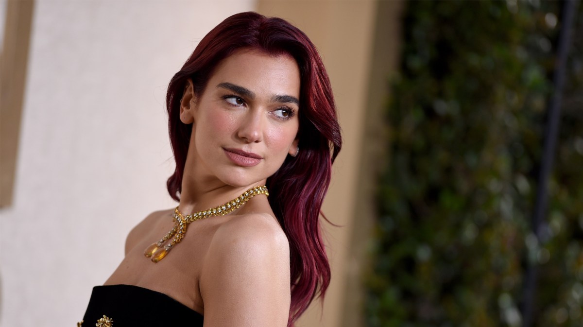 Dua Lipa bei den Golden Globes mit langer, rot gefärbter Wallemähne