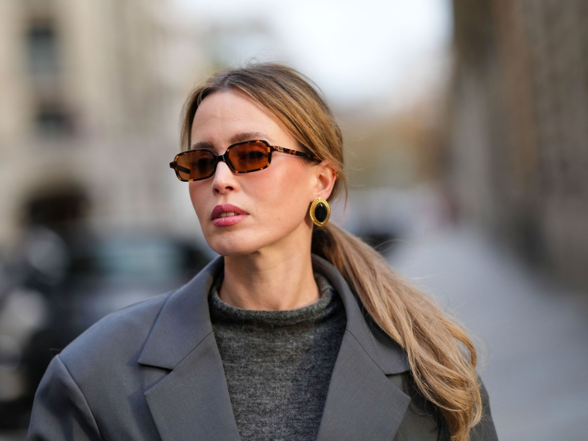 Frau, die einen eleganten Zopf trägt