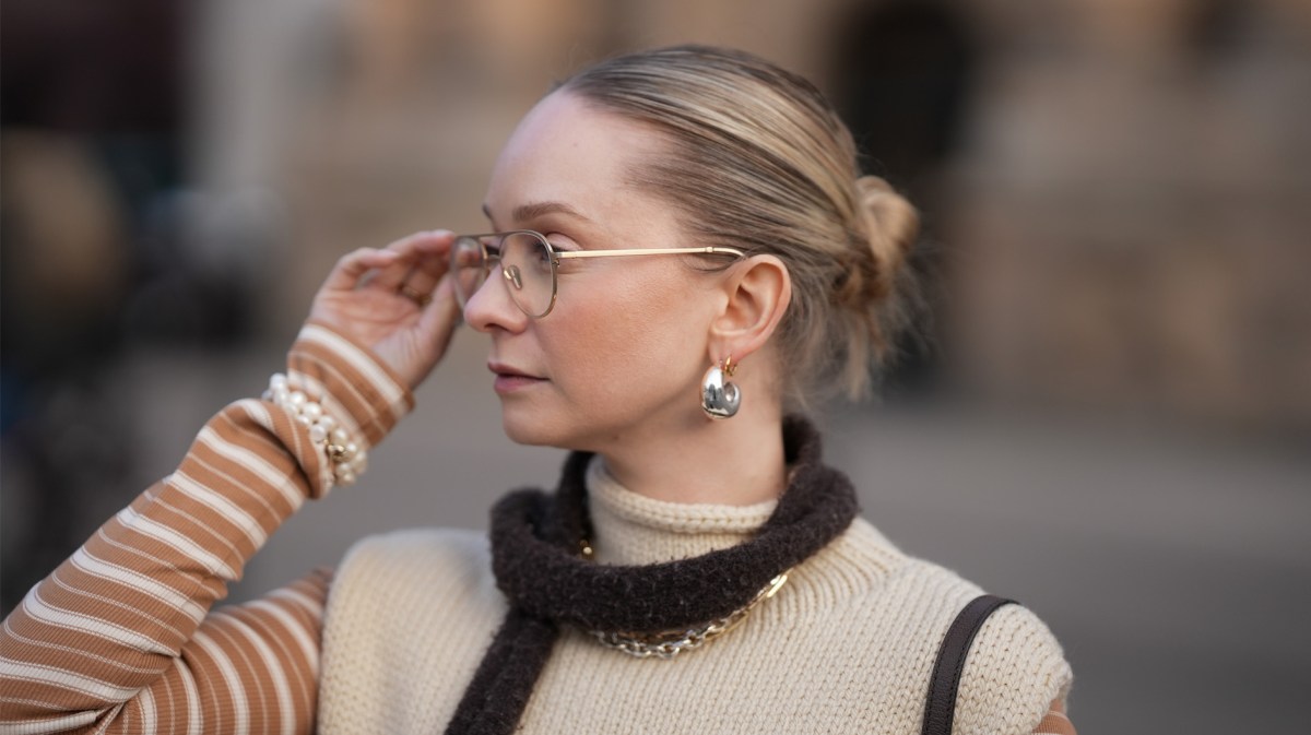 Streetstyle mit Pilotenbrille zu Strickpullover und Schal.
