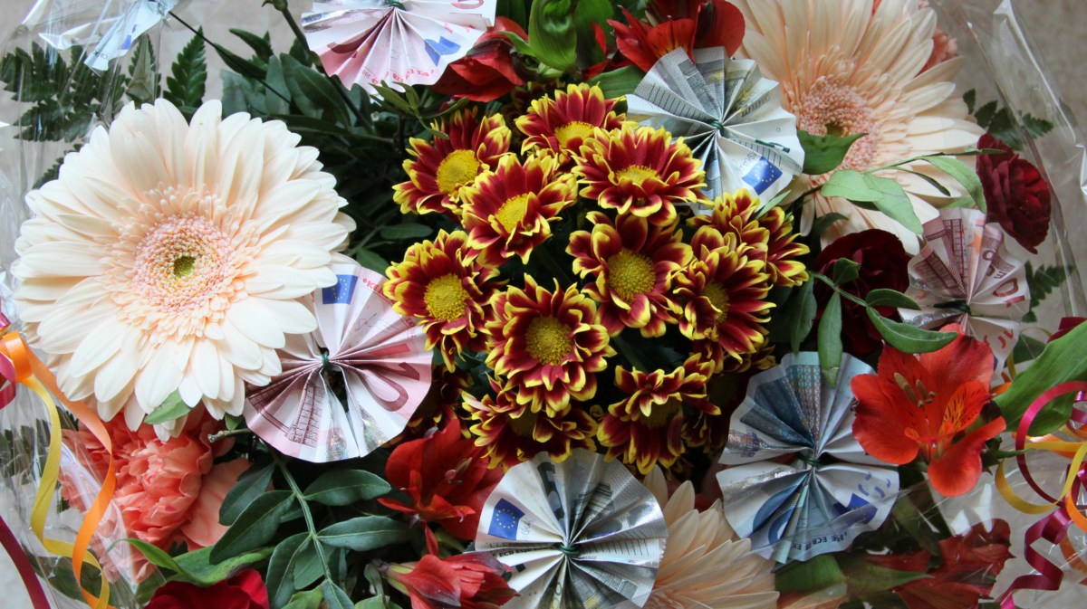 Blumenstrauß mit gefalteten Geldscheinen.