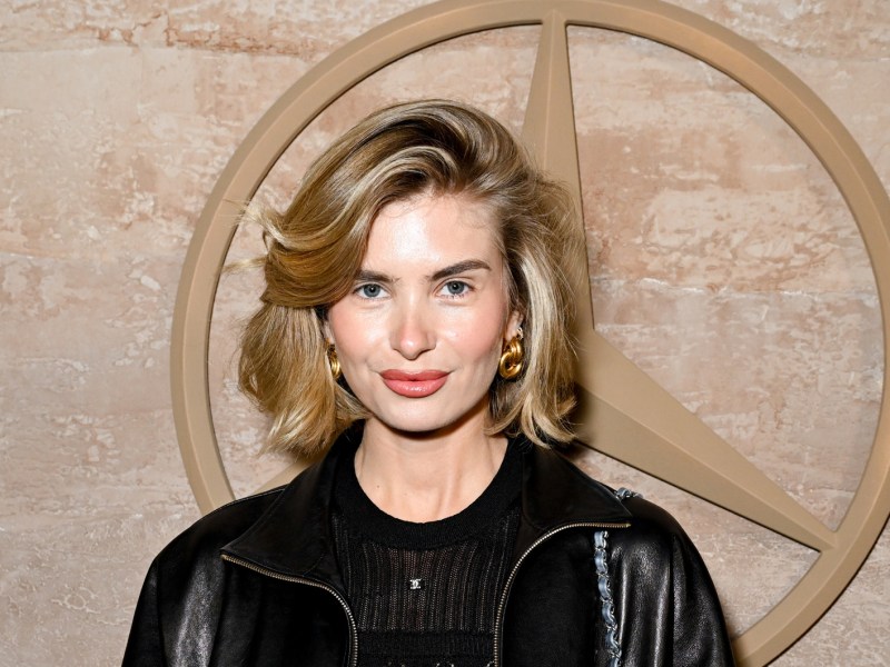 Xenia Adonts stylt ihre Bob Frisur mit Volumenspray für mehr Fülle.