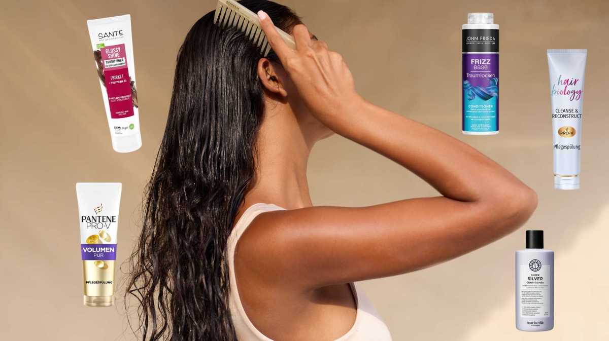 Frau mit langen dunklen Haaren kämmt sich durch die Haare, verschiedene Conditioner im Hintergrund.