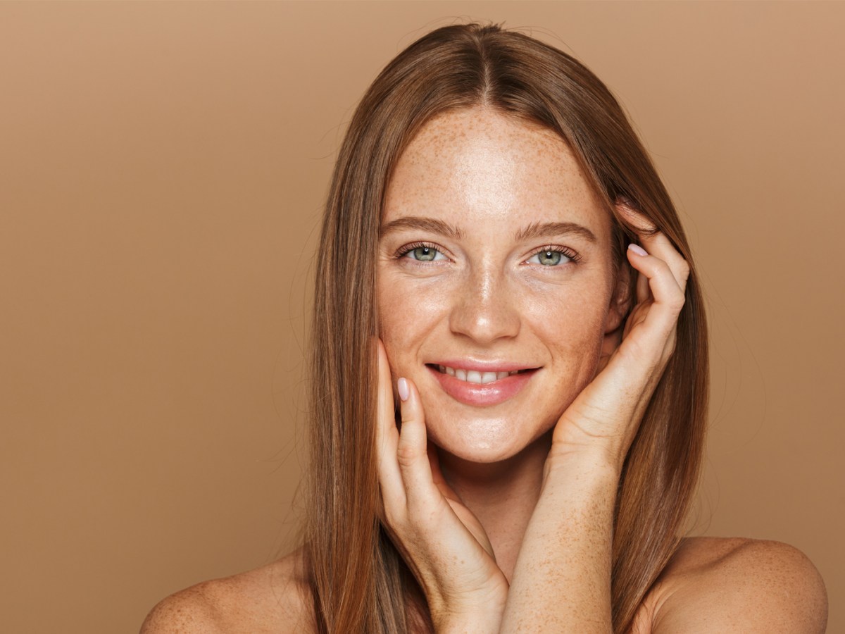 Junge Frau mit gepflegter Haut und strahlendem Teint.