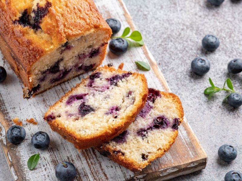 Heidelbeer Joghurt Kuchen im Anschnitt garniert mit Blaubeeren