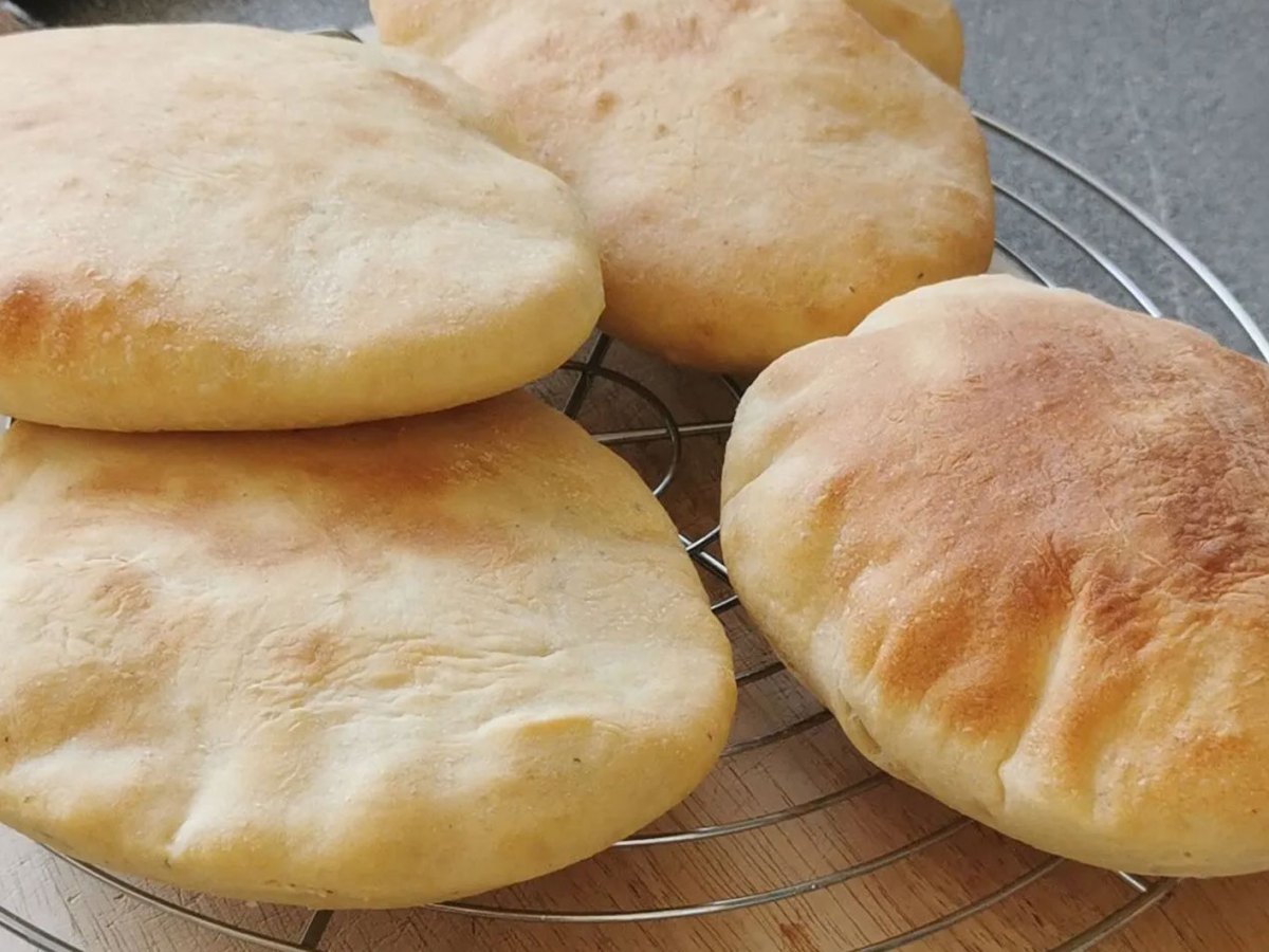 Fluffig, warm, unwiderstehlich: Mit diesen Pita-Broten grillst du dich nach Griechenland