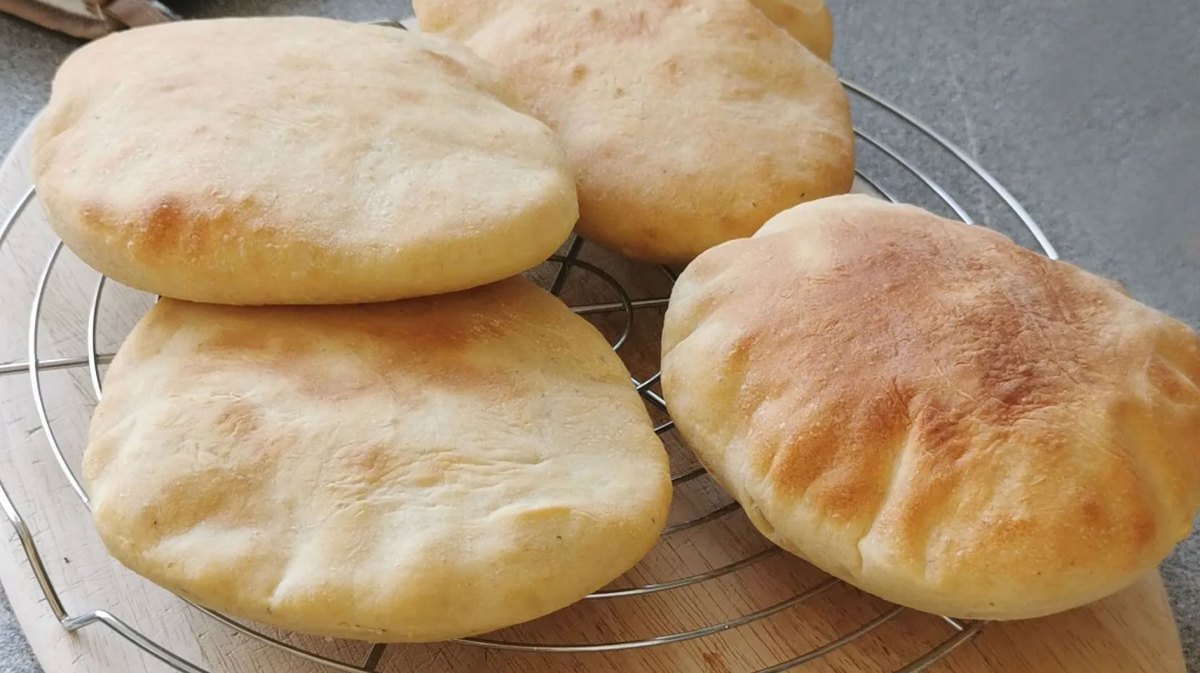 Selbst gebackene Pita Brote auf einem Rost