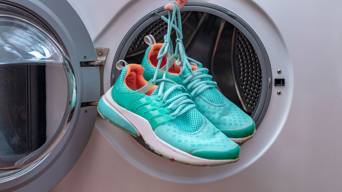 Blaue Sneaker in der Waschmaschine