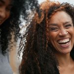 zwei Frauen lachen