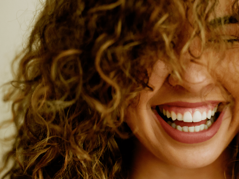 Nahaufnahme von Frau mit Locken.