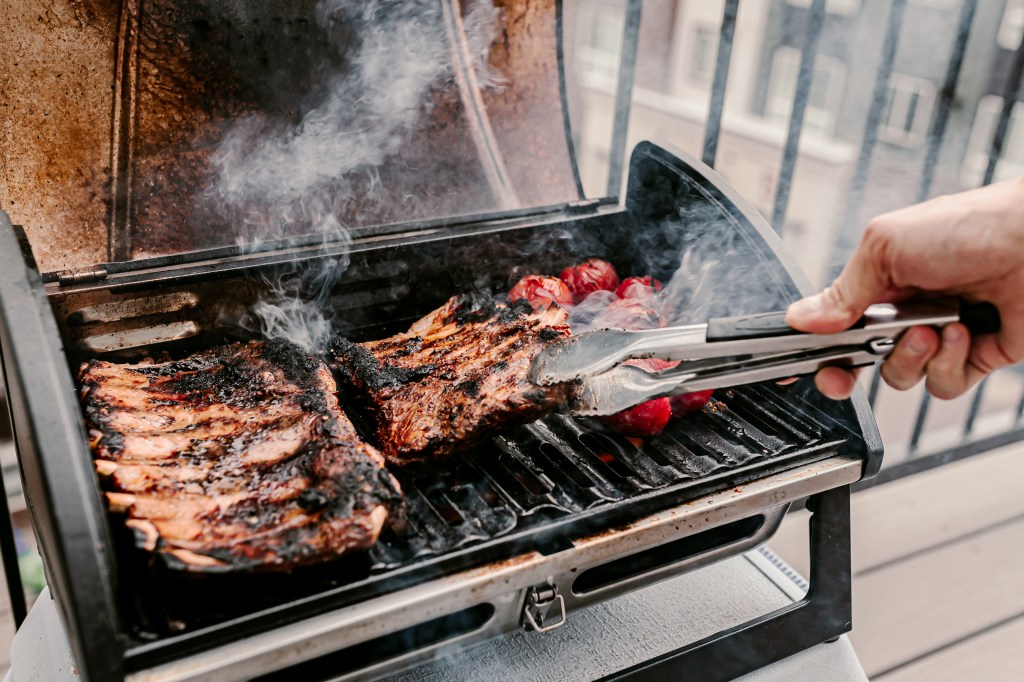 Fleisch und Tomaten auf Grill